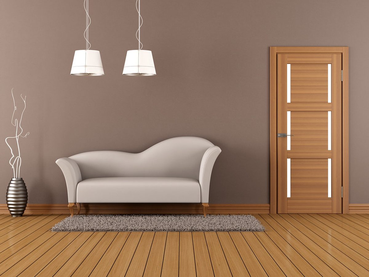 Eingangsbereich mit warm getönter Wand und Holztür