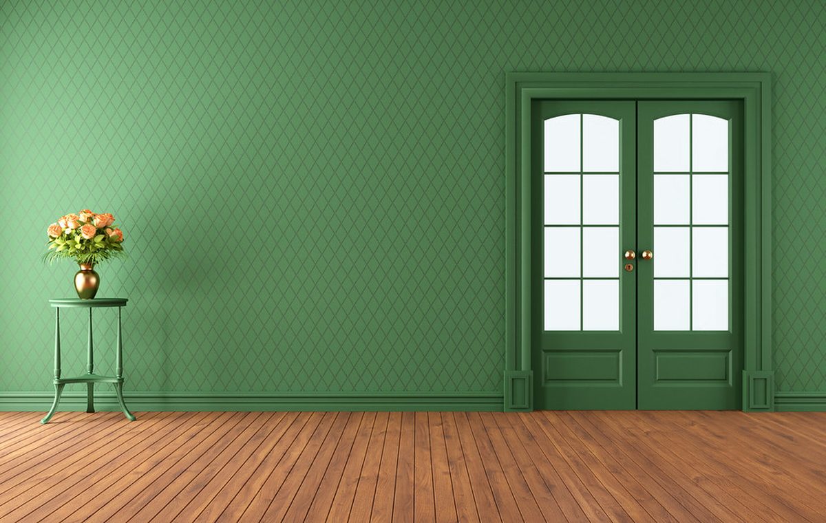 Raum mit farbig gestrichener Wand, Flügeltür und Holzboden